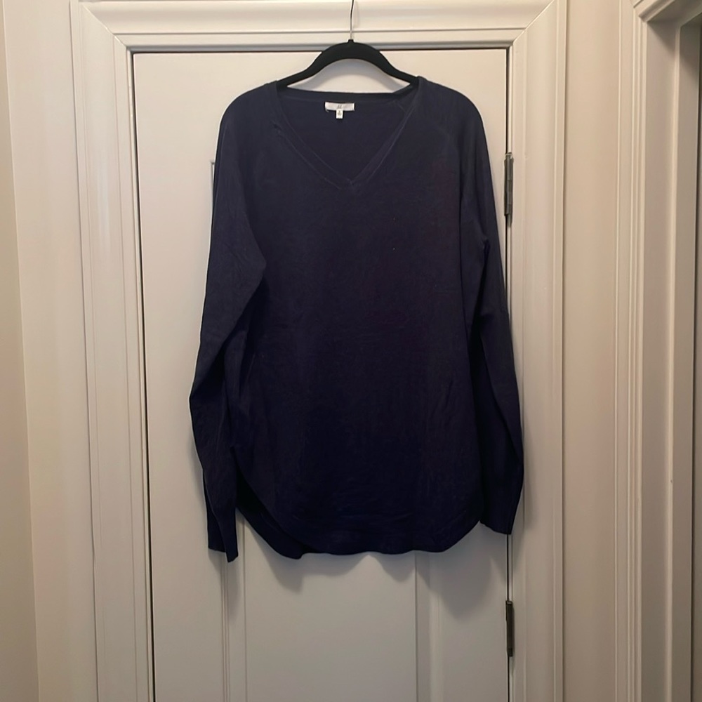 Joh vneck sweater.   Rounded at hem.   Size XL